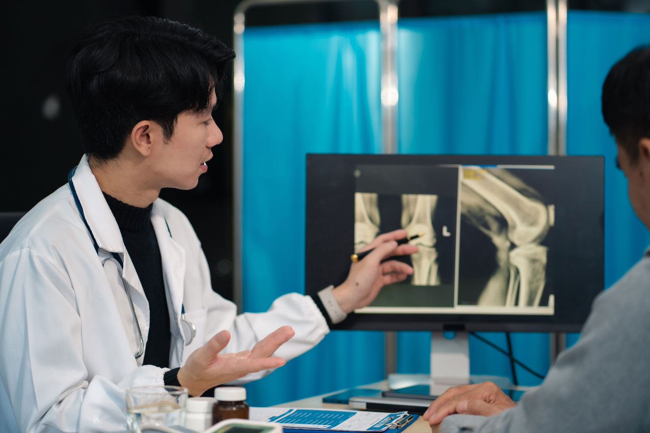 A sports orthopaedic specialist consulting with his patient