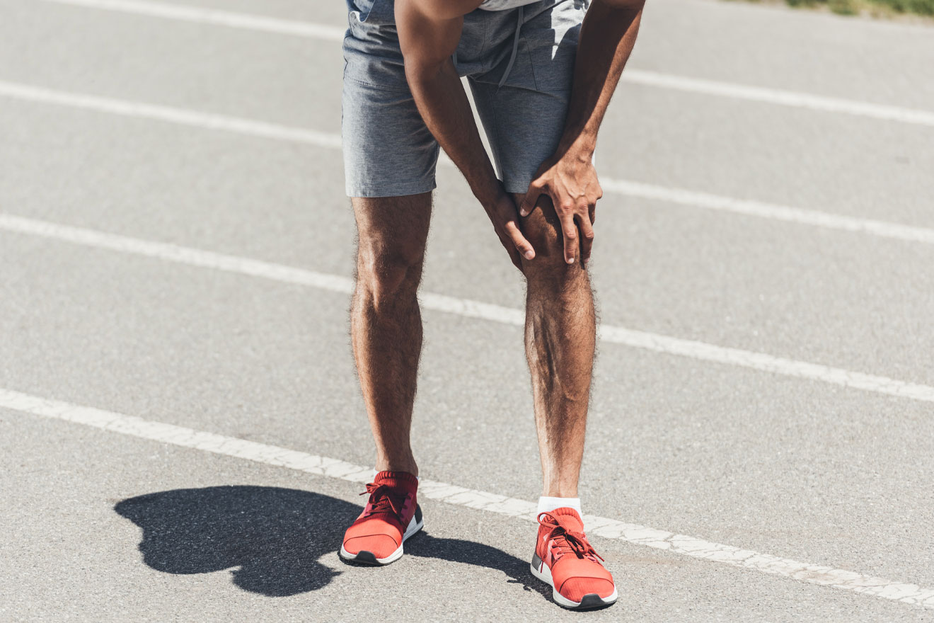 An athlete suffering from runner’s knee